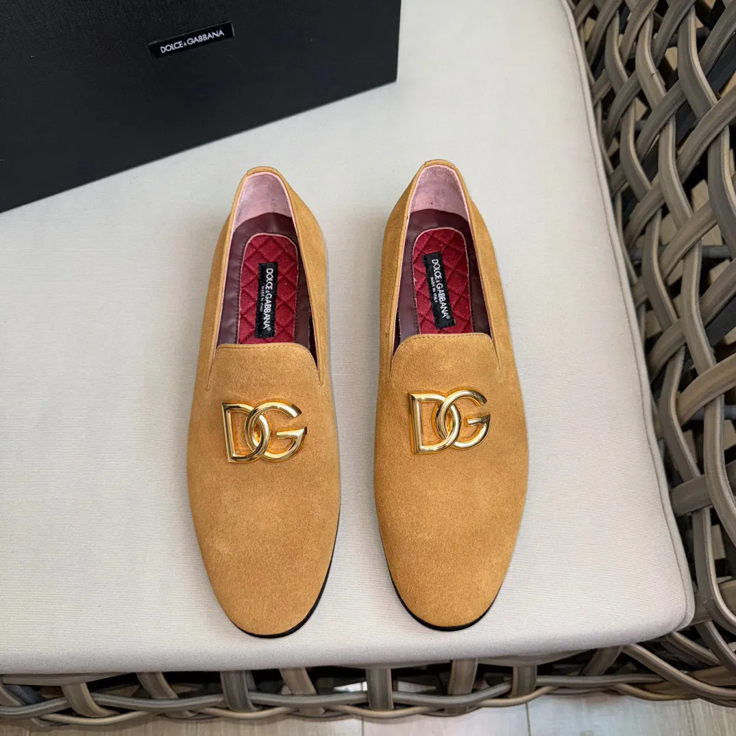 💰¥960 D&G cowhide moccasin loafers for men｜Embellished with DG hardware nameplate｜Made of imported calfskin｜Retro and shiny texture complement each other｜Release charming tones to outline a confident posture｜Imported calfskin + cowhide lining + Italian leather outsole Size: 39-44 (38.45 custom-made)